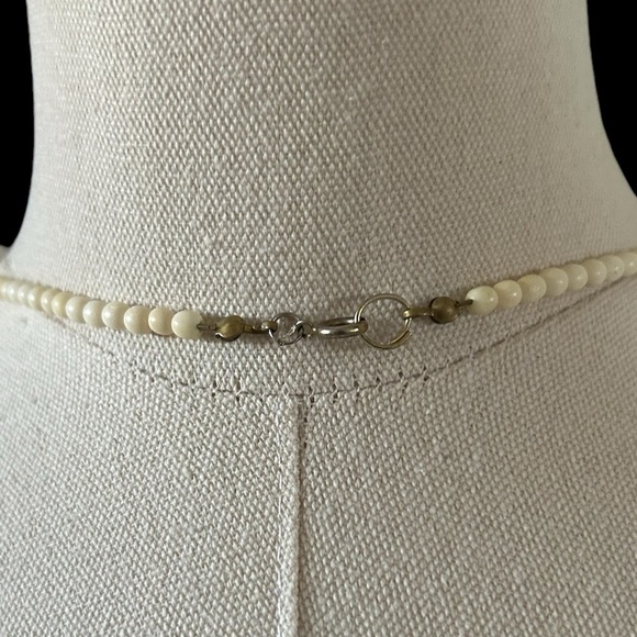 Beautiful Statement Mother of Pearl and Shell Inlay Heart Pendant Necklace - Picture 4 of 6